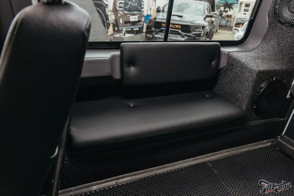 Привели в порядок Land Rover Defender! Заново окрасили элементы, очистили кузов, восстановили световое оборудование и построили новую акустическую систему
